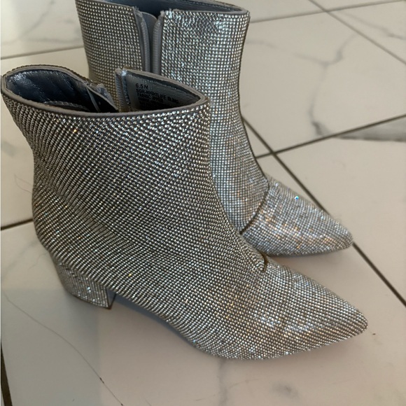 Elegant Silver Women's Shoes - Picture 7 of 7